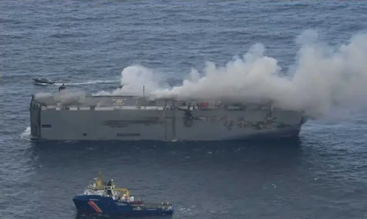 Kapal Kargo yang Terbakar...