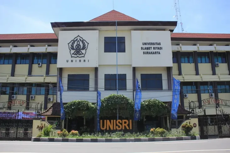 7 Universitas Swasta...