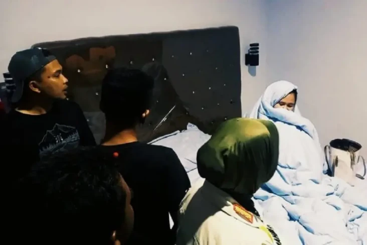 Asyik Rebahan Tanpa...
