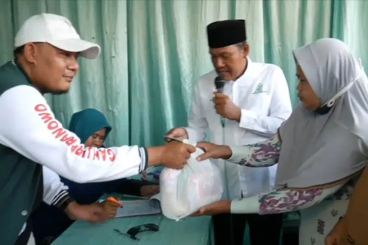 Bantu Warga, Santri...