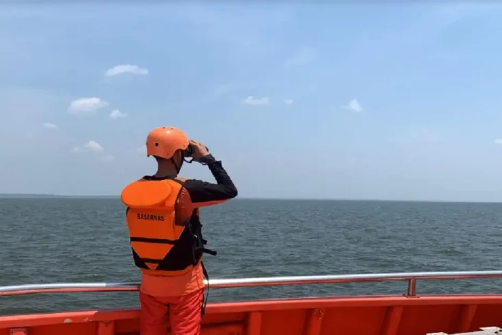 Kapal Tenggelam di Selat...