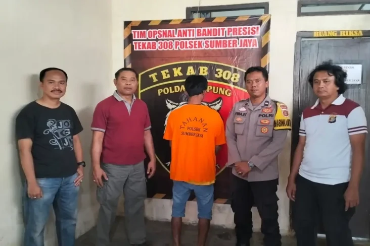 Kejam! Siram Istri Pakai...