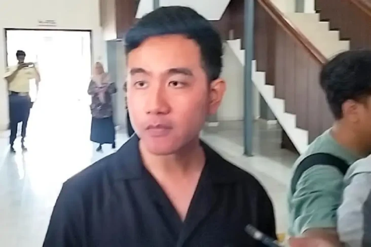 Gibran Tanggapi Kritik...