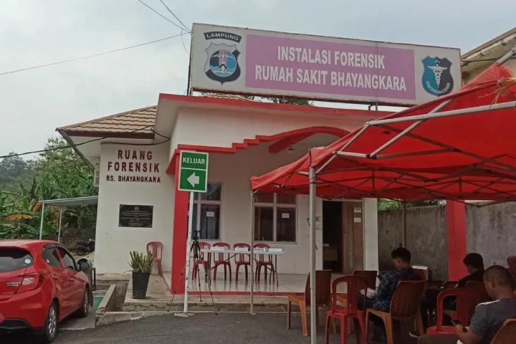 Adu Tembak dengan Polisi,...