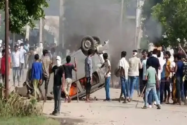 Massa Hindu India Tembaki...