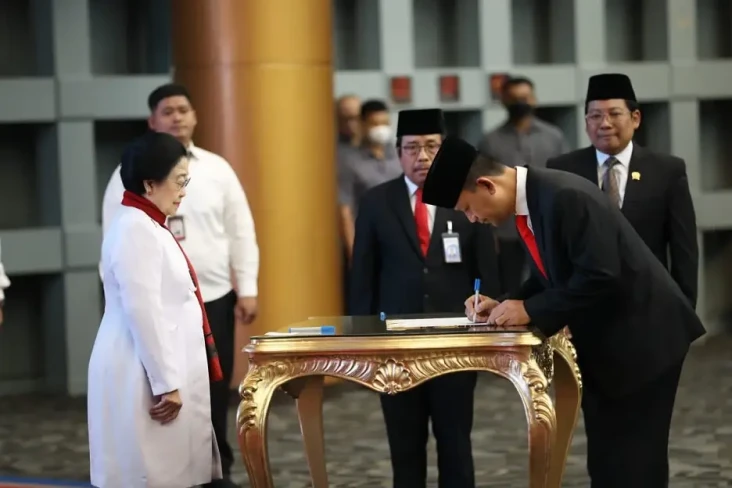 Megawati Lantik Laksdya...