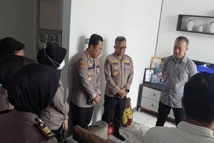 Polisi Datangi Rumah...