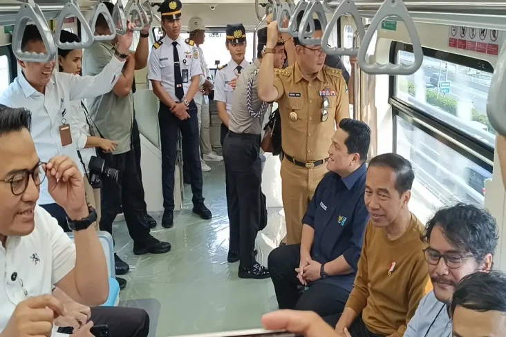Jokowi Jajal LRT Jabodebek...