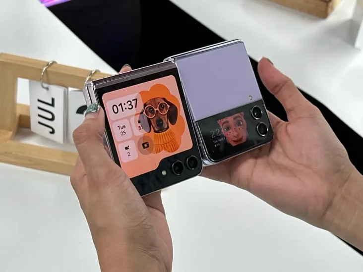 Perbedaan Galaxy Z Flip...