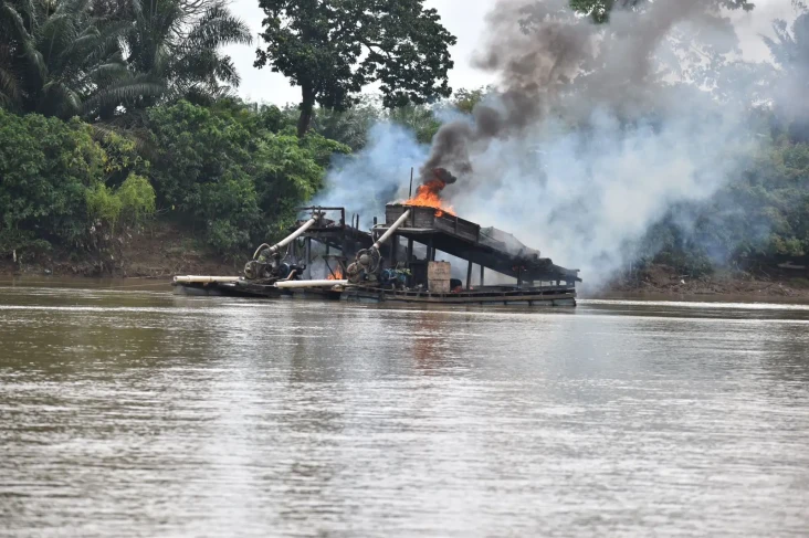 4 Rakit Dibakar saat...