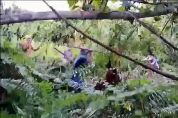 Ngeri! Saling Tombak...