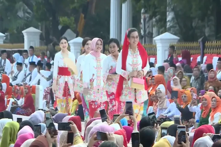 Wanita Peserta Fashion...