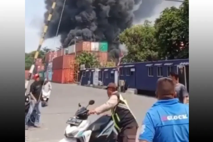 Gudang Peti Kemas di...