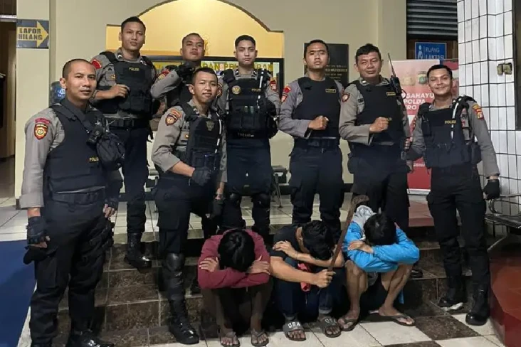 Meresahkan! Sekelompok...