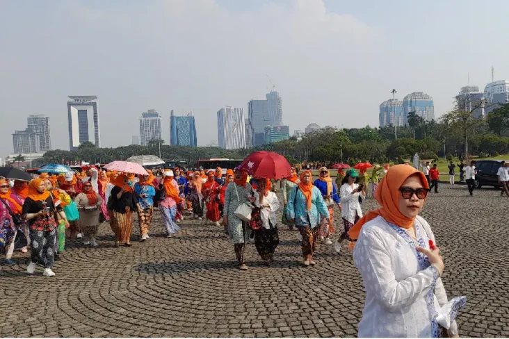 Ramaikan Istana Berkebaya,...