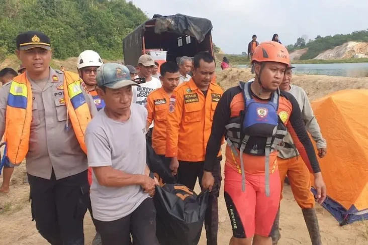 Pemuda Tenggelam di...