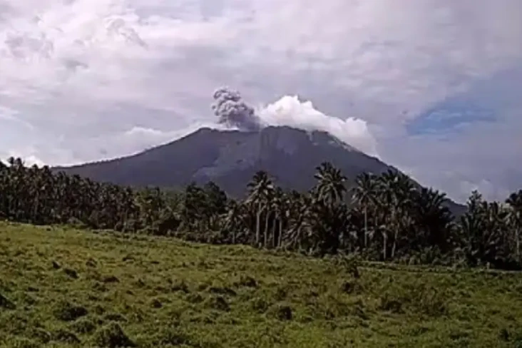 Gunung Ibu Erupsi, Warga...