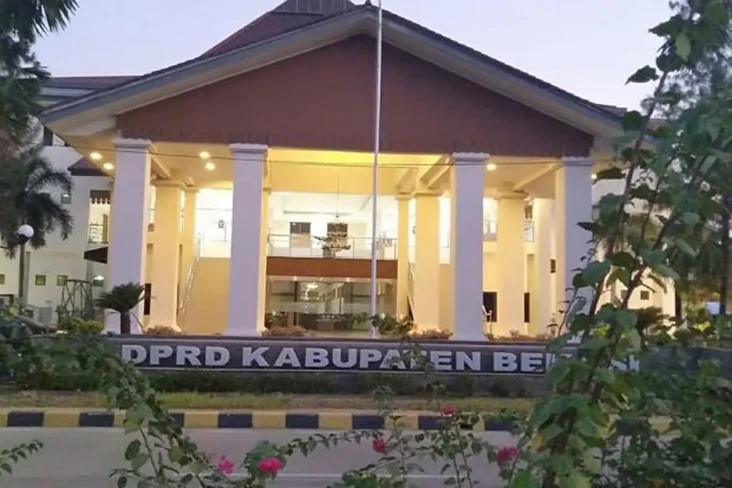 Mahasiswa Desak Anggota...