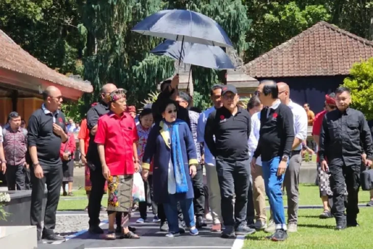 Megawati Tinjau Kawasan...