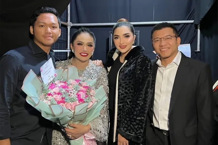 Tak Cemburu Lihat Duet...