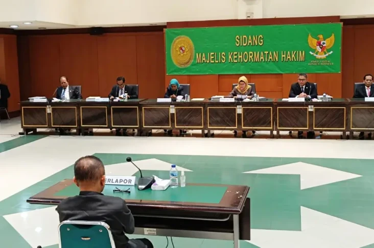 MKH Pecat Hakim Penerima...