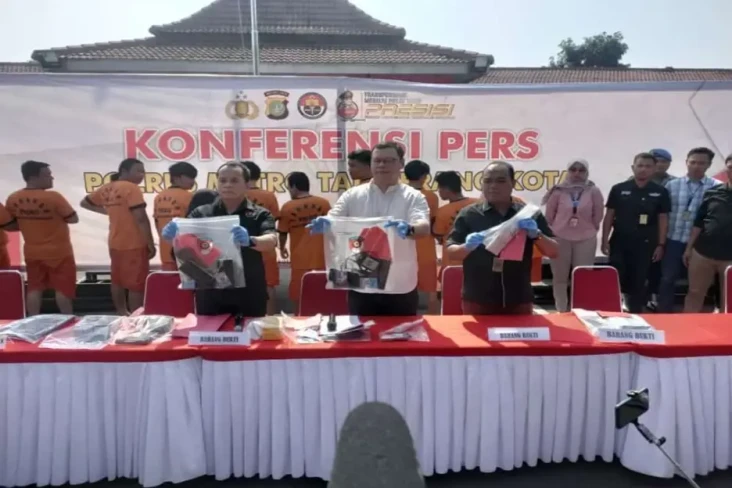 Ngaku Wartawan, Komplotan...