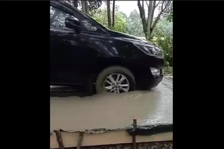 Konyol! Mobil Dinas...