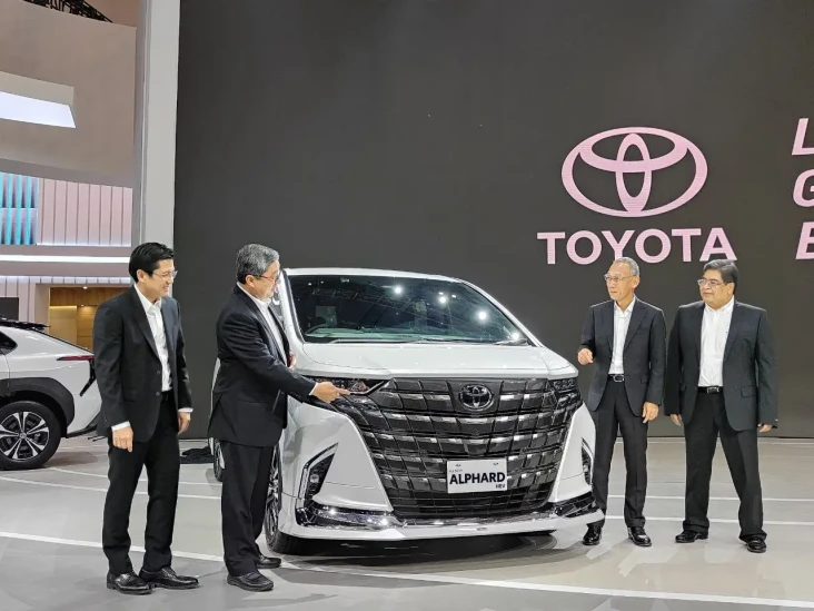 Toyota Alphard Hybrid...