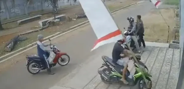 Gegara Tak Diberi Sumbangan...