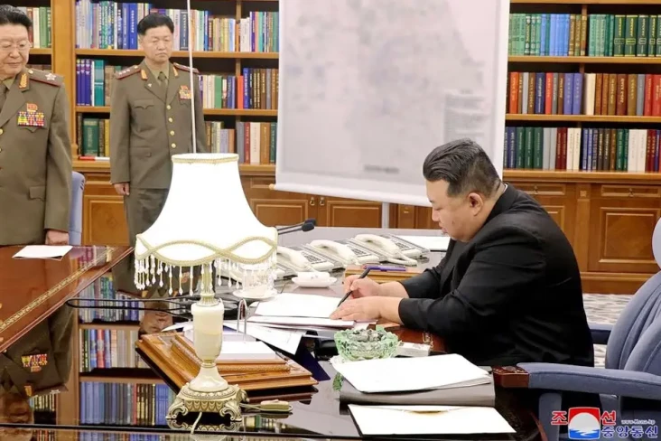 Kim Jong-un Pecat Jenderal...