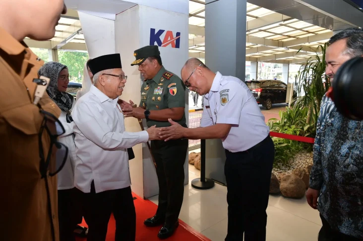Naik Kereta Api, Wapres...