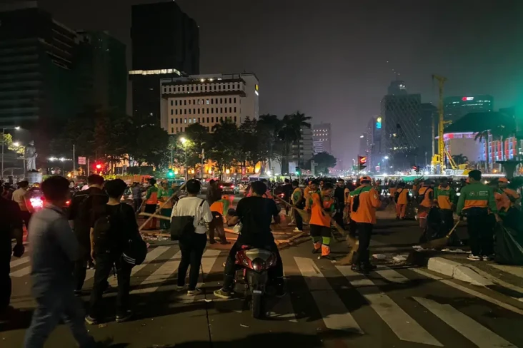 Jelang Tengah Malam,...