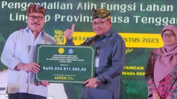 Kementan Serahkan Bantuan...