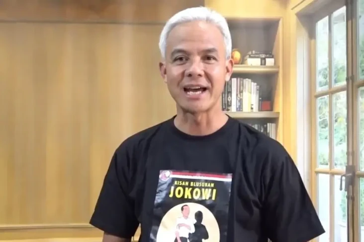 Ganjar Pakai Kaus Bergambar...