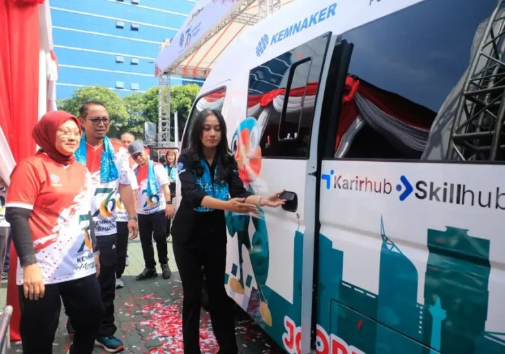 Luncurkan Mobil Bursa...