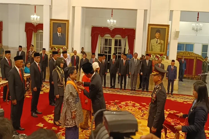 Jokowi Anugerahkan Tanda...