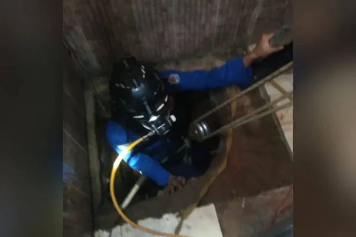 Warga Terjatuh ke Lubang...