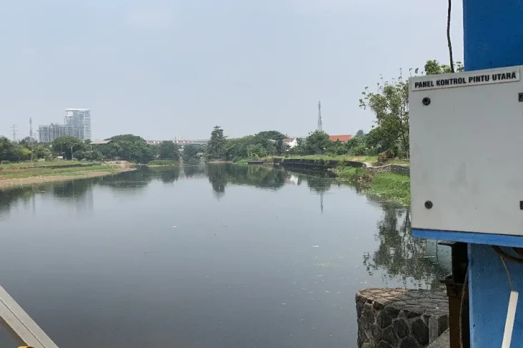 Kali Bekasi Berwarna...