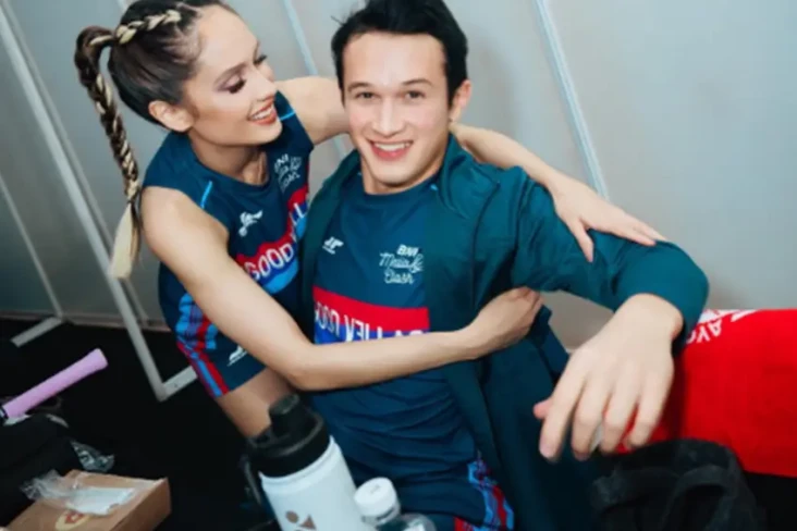 Cinta Laura Bagikan...