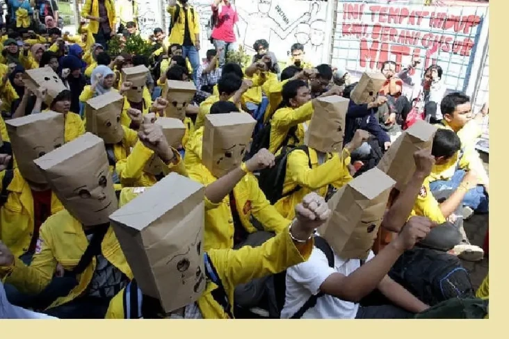 Beri Beasiswa Rp10 Juta...