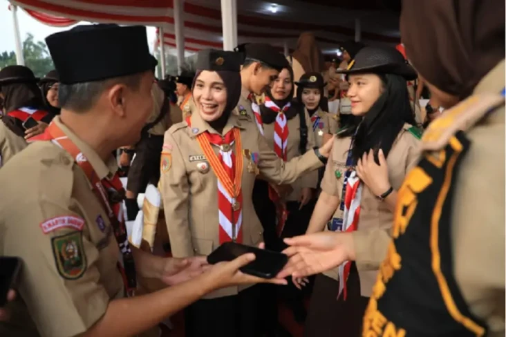 Atikoh Ganjar Terima...
