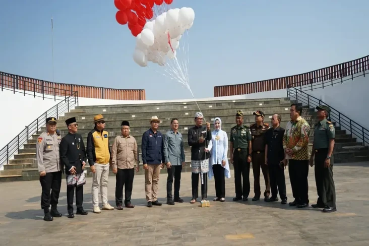 Ridwan Kamil Resmikan...