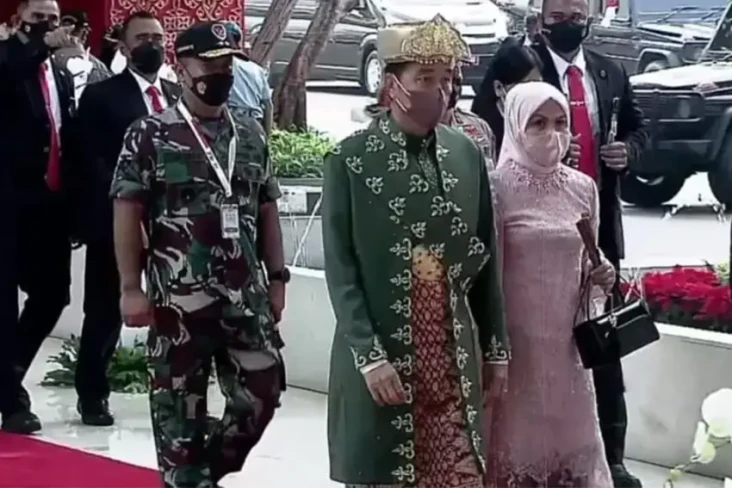 5 Baju Adat Jokowi yang...