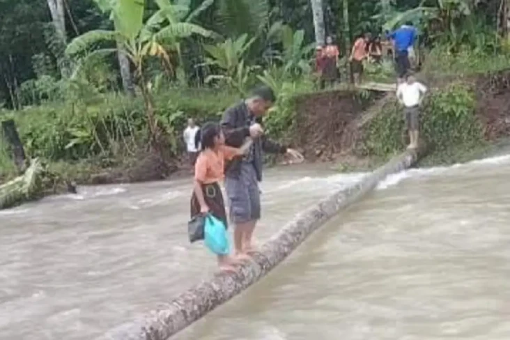 Miris! Tak Ada Jembatan,...