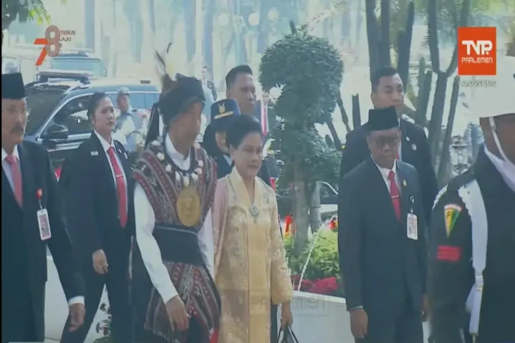 Jokowi Kenakan Baju...