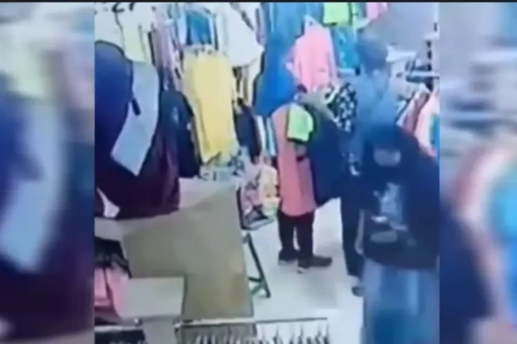 Emak-emak Nyolong Celana...