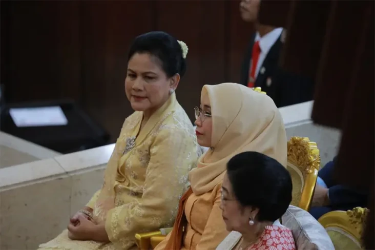 Iriana Jokowi Tampil...