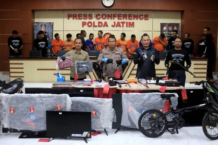 Polda Jatim Tangkap...