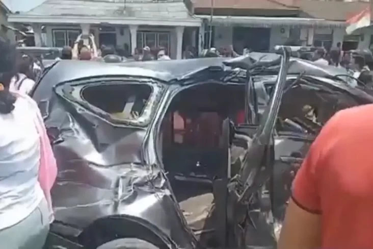 Minibus Tabrak Kereta...