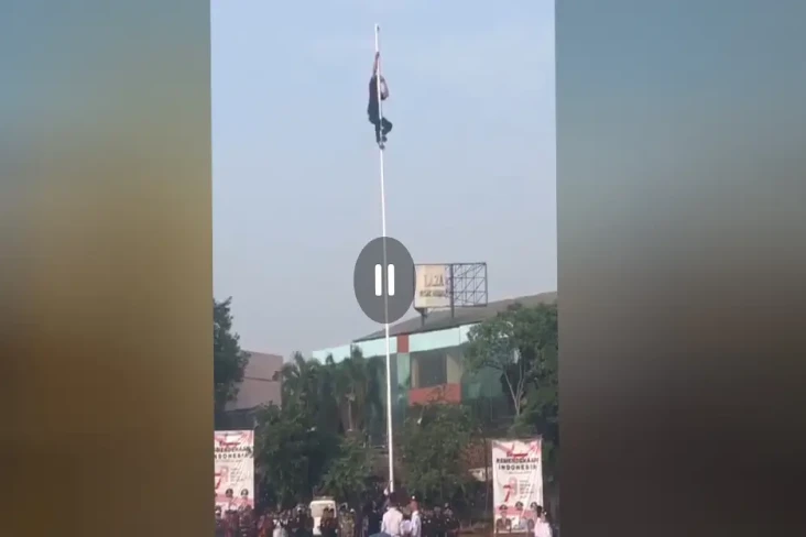 Aksi Heroik Pemuda Panjat...